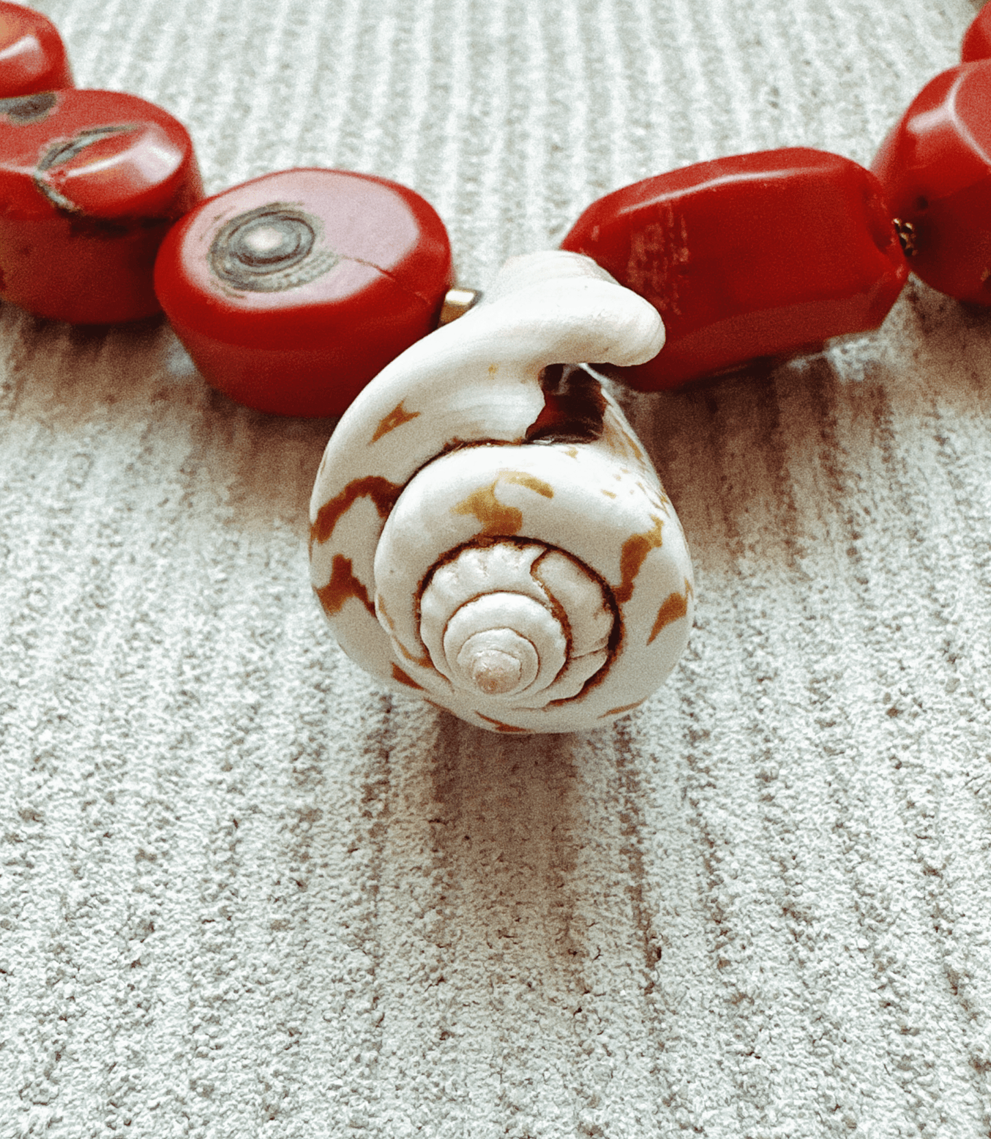 ALMA | Collar de Coral y Concha Natural - GRANATE 27