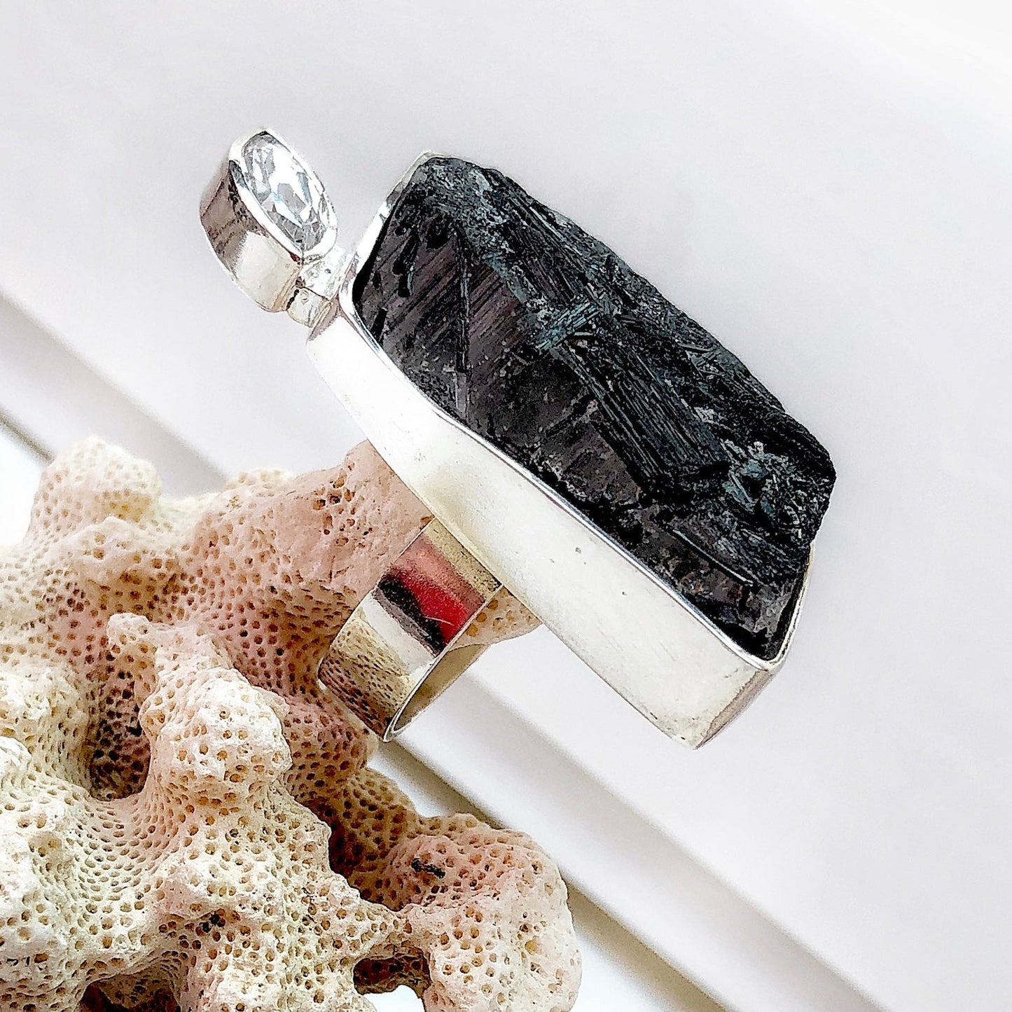 Anillo de Plata, Turmalina Negra y Zafiro Blanco - GRANATE 27