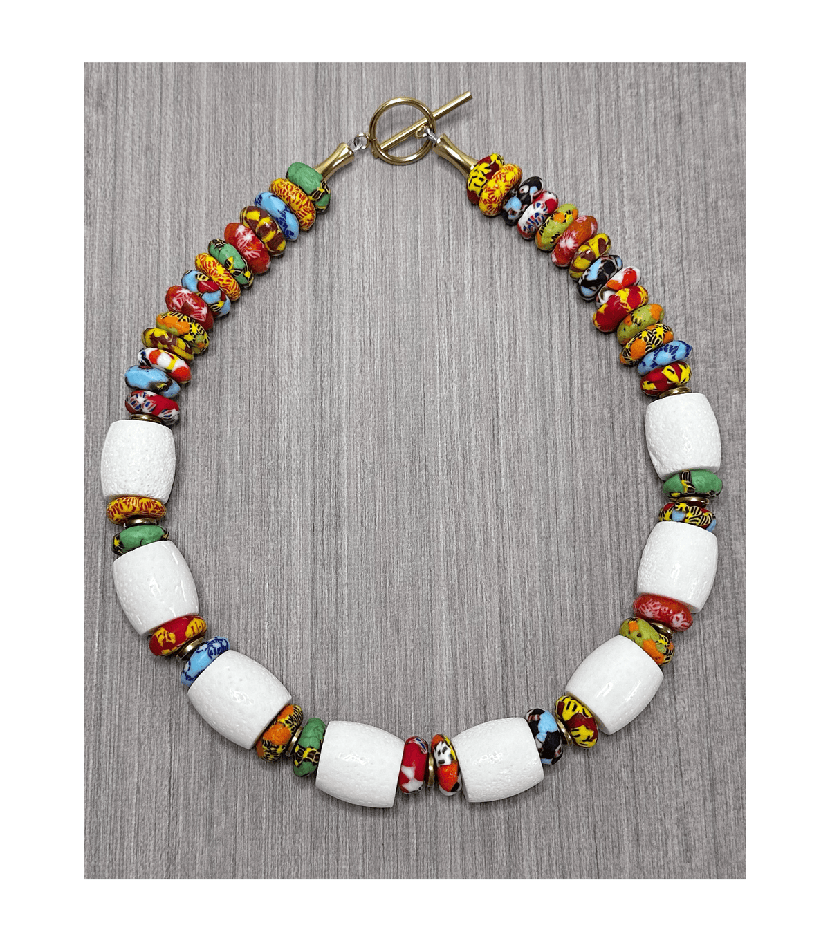 Collar de Coral Blanco y Vidrio Africano - GRANATE 27