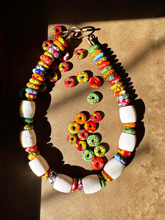 Collar de Coral Blanco y Vidrio Africano - GRANATE 27
