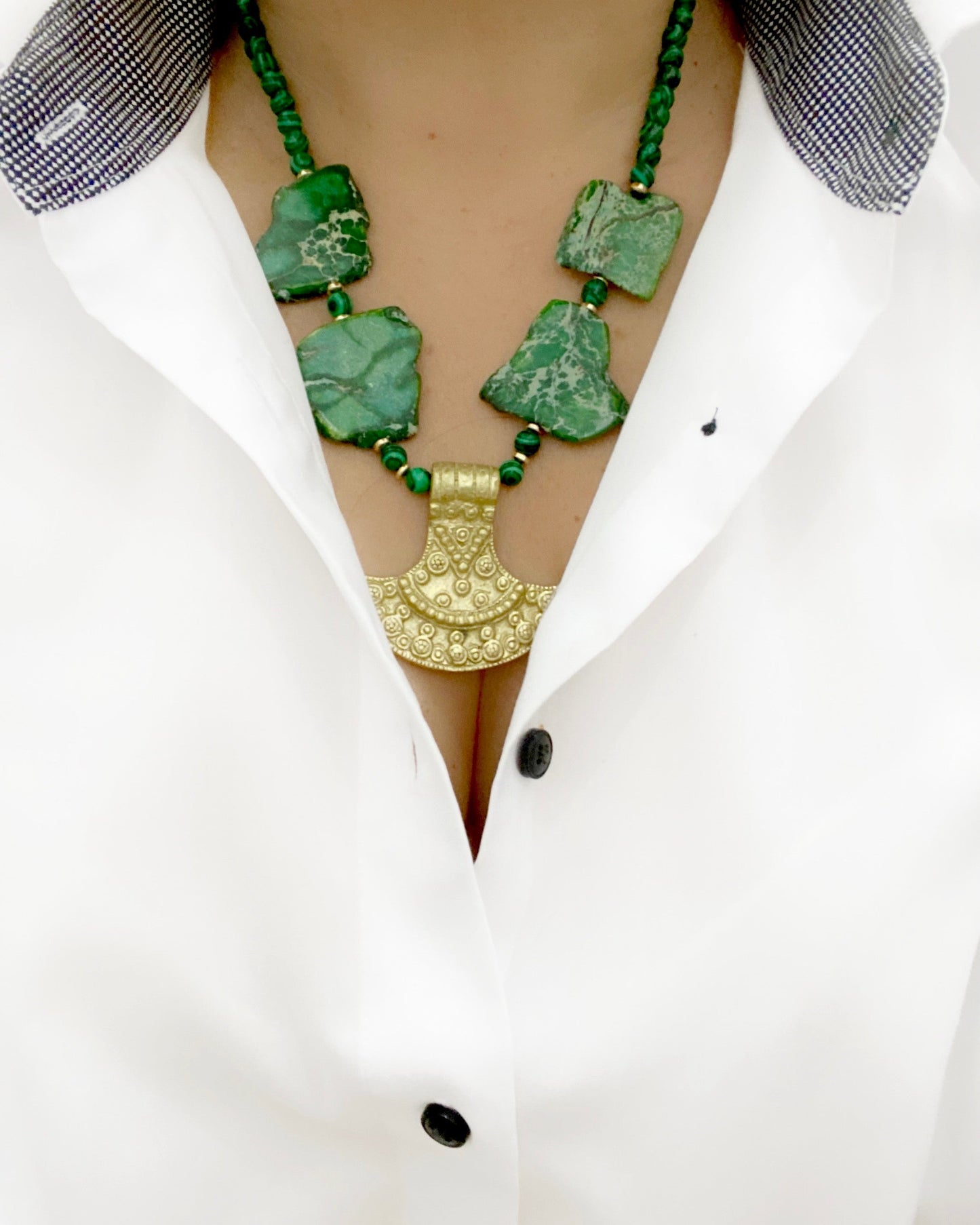 Collar de Malaquita y Jaspe con Colgante Étnico de Bronce - GRANATE 27