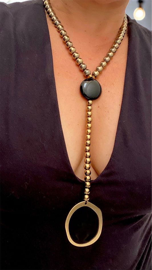 Collar Largo de Hematita Dorada con Ónix y Argolla Statement - GRANATE 27