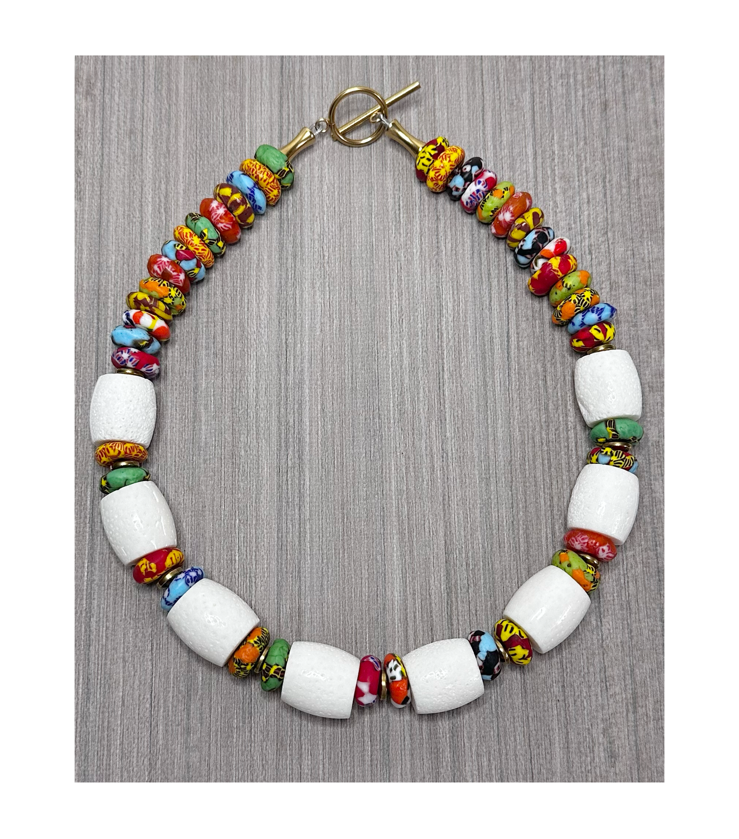 Collar de Coral Blanco y Vidrio Africano