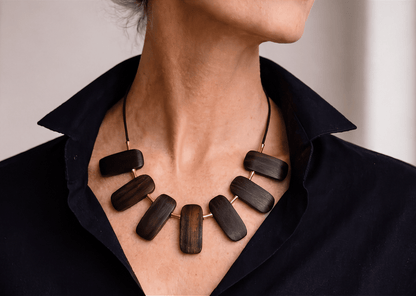 ALMA | Collar "Cascais" de Madera y Cuero - GRANATE 27