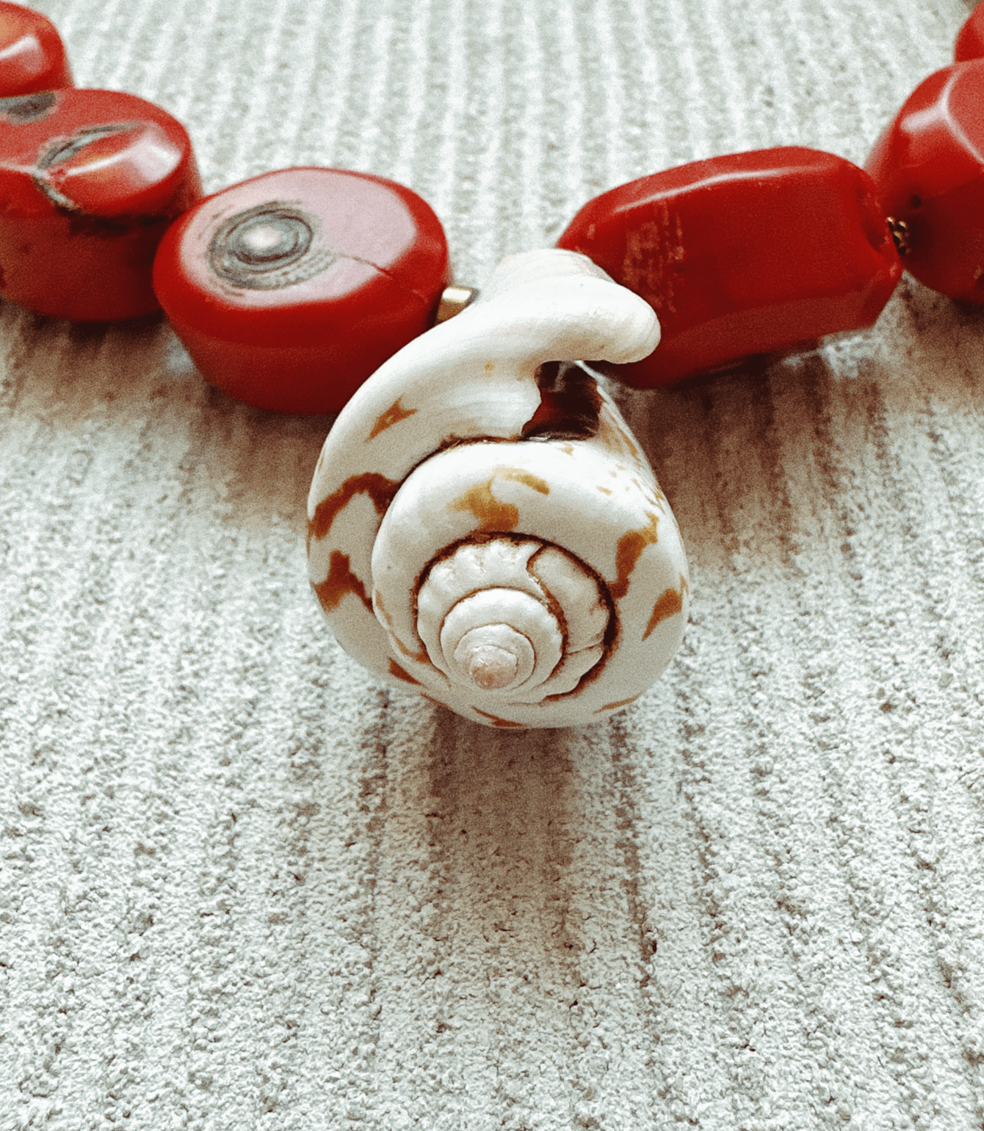 ALMA | Collar de Coral y Concha Natural - GRANATE 27