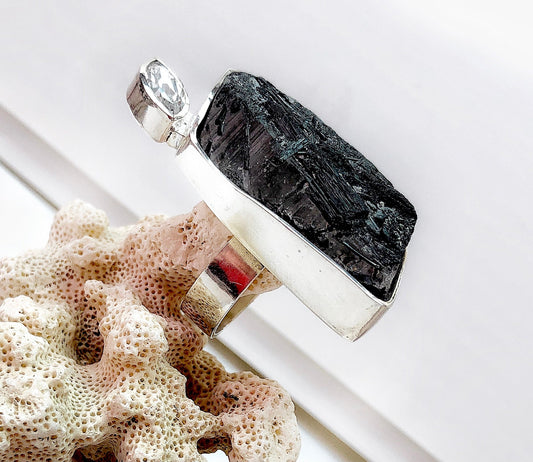 Anillo de Plata, Turmalina Negra y Zafiro Blanco - GRANATE 27