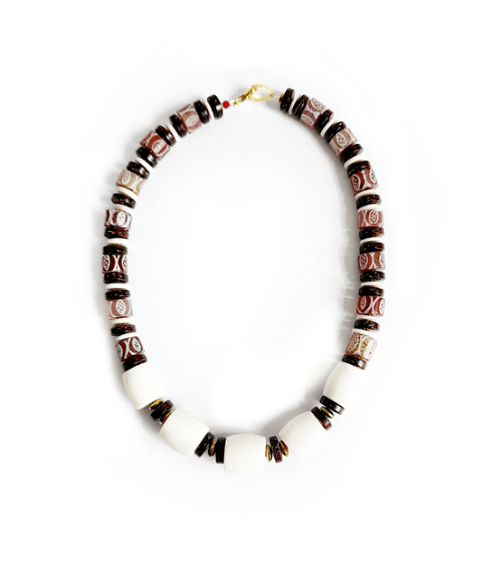 Collar de Coral Blanco y Jade Tallado - GRANATE 27