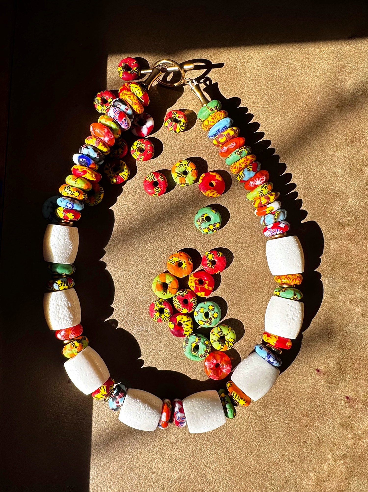 Collar de Coral Blanco y Vidrio Africano - GRANATE 27