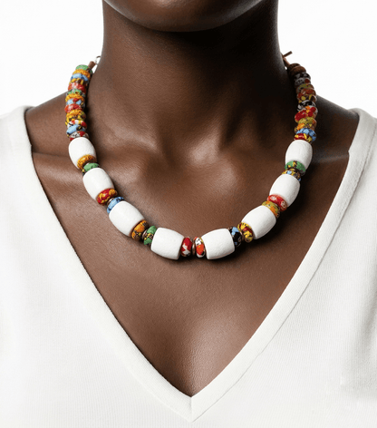 Collar de Coral Blanco y Vidrio Africano - GRANATE 27