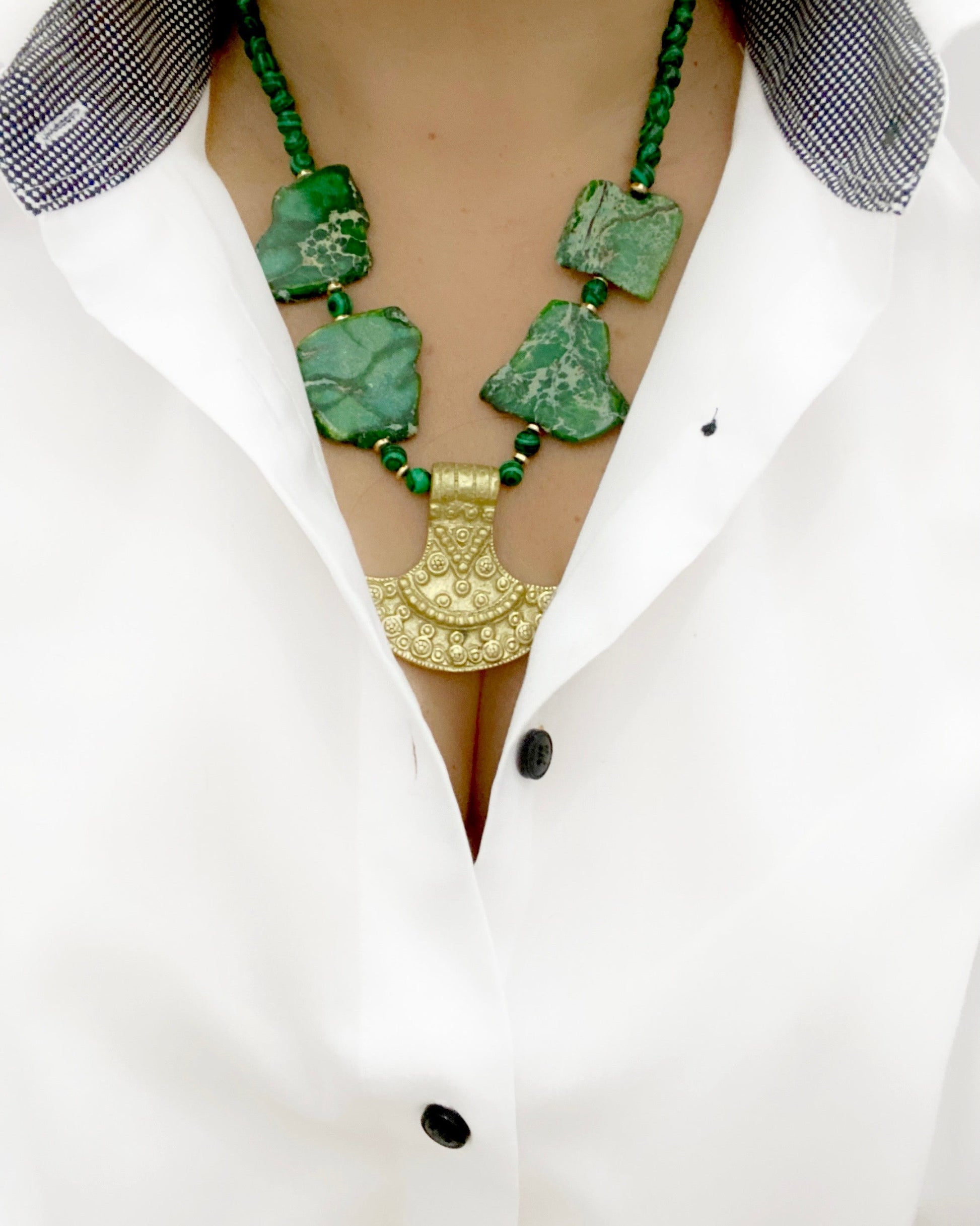Collar de Malaquita y Jaspe con Colgante Étnico de Bronce - GRANATE 27