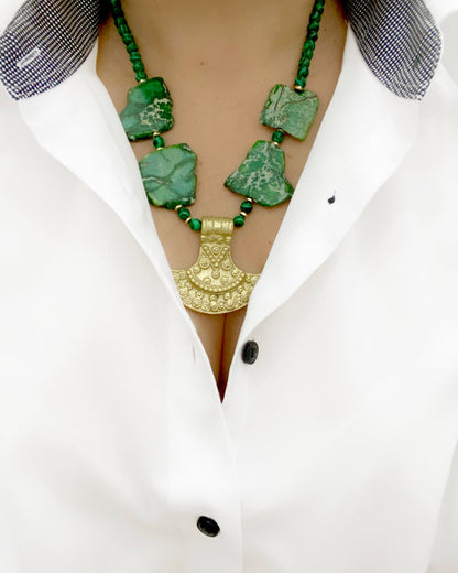 Collar de Malaquita y Jaspe con Colgante Étnico de Bronce - GRANATE 27