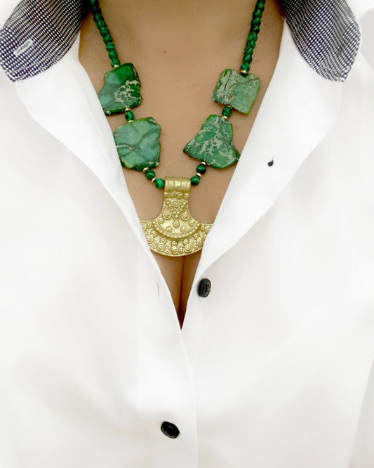 Collar de Malaquita y Jaspe con Colgante Étnico de Bronce - GRANATE 27