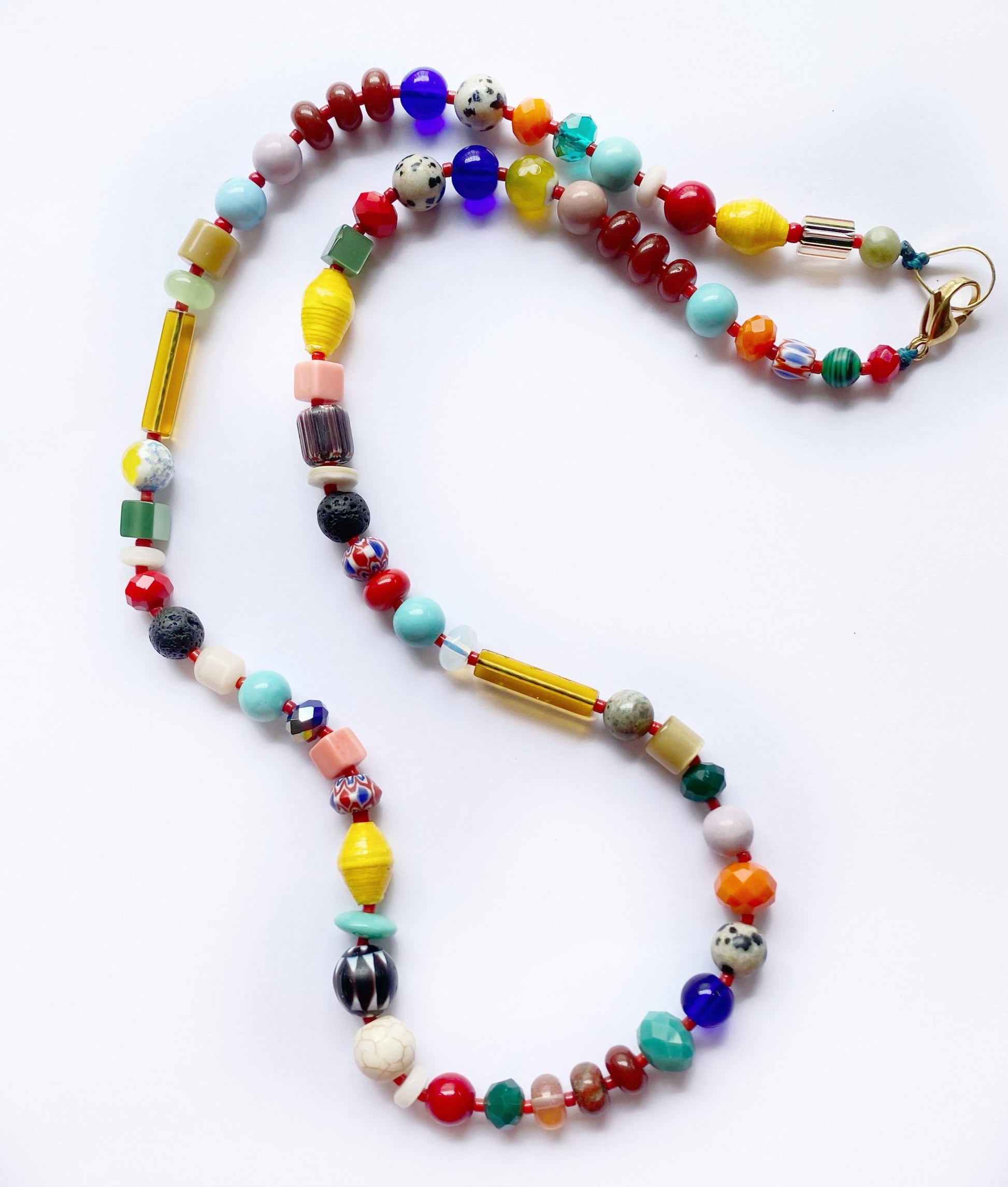 Collar Étnico Multicolor con Vidrio Africano y Piedras Naturales - GRANATE 27