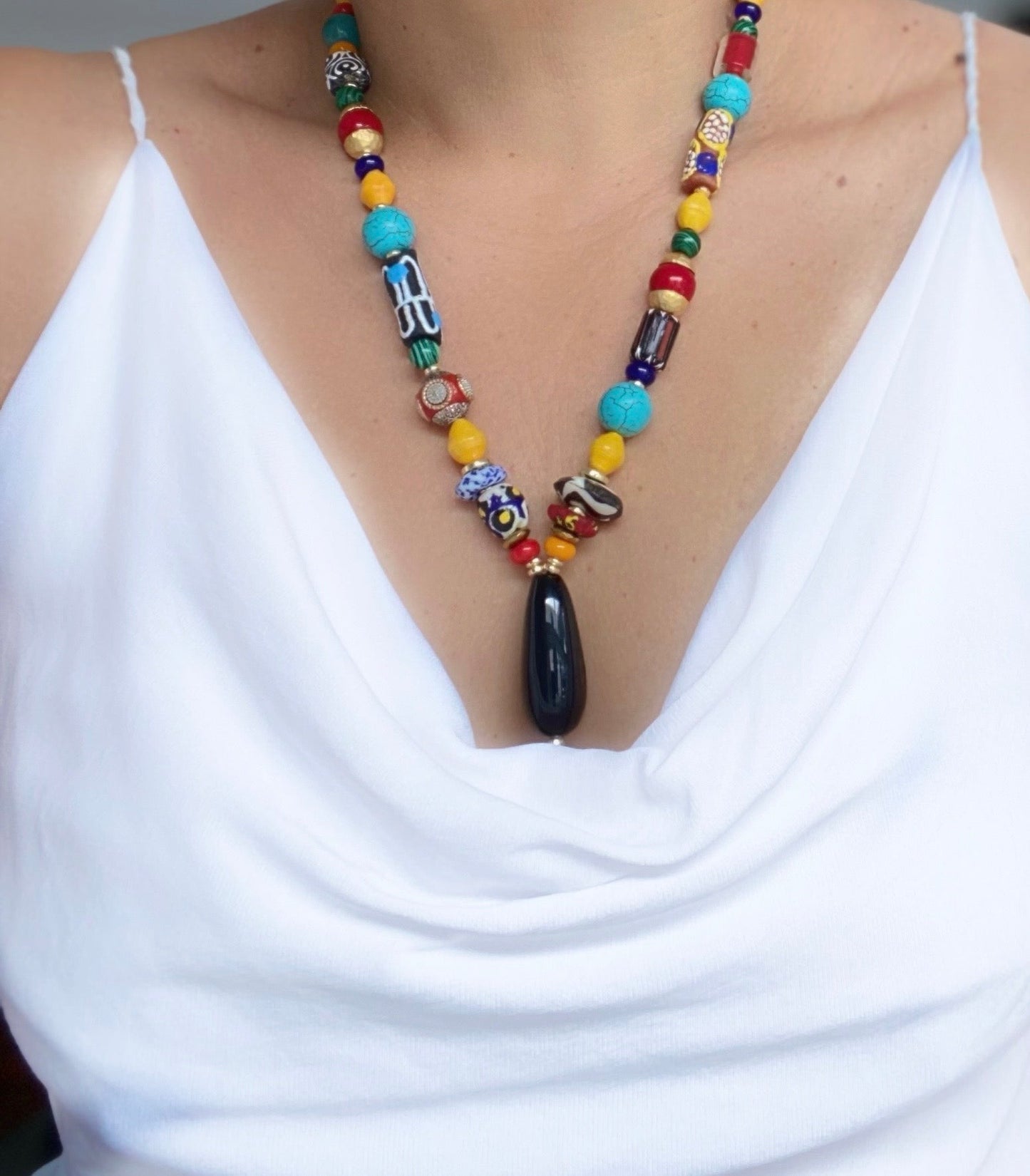 Collar Étnico Multicolor de Vidrio Africano y Ónix - GRANATE 27