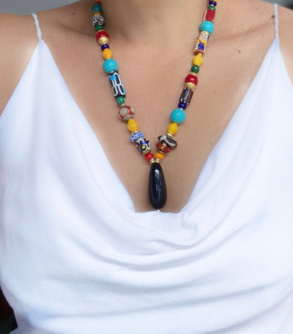 Collar Étnico Multicolor de Vidrio Africano y Ónix - GRANATE 27