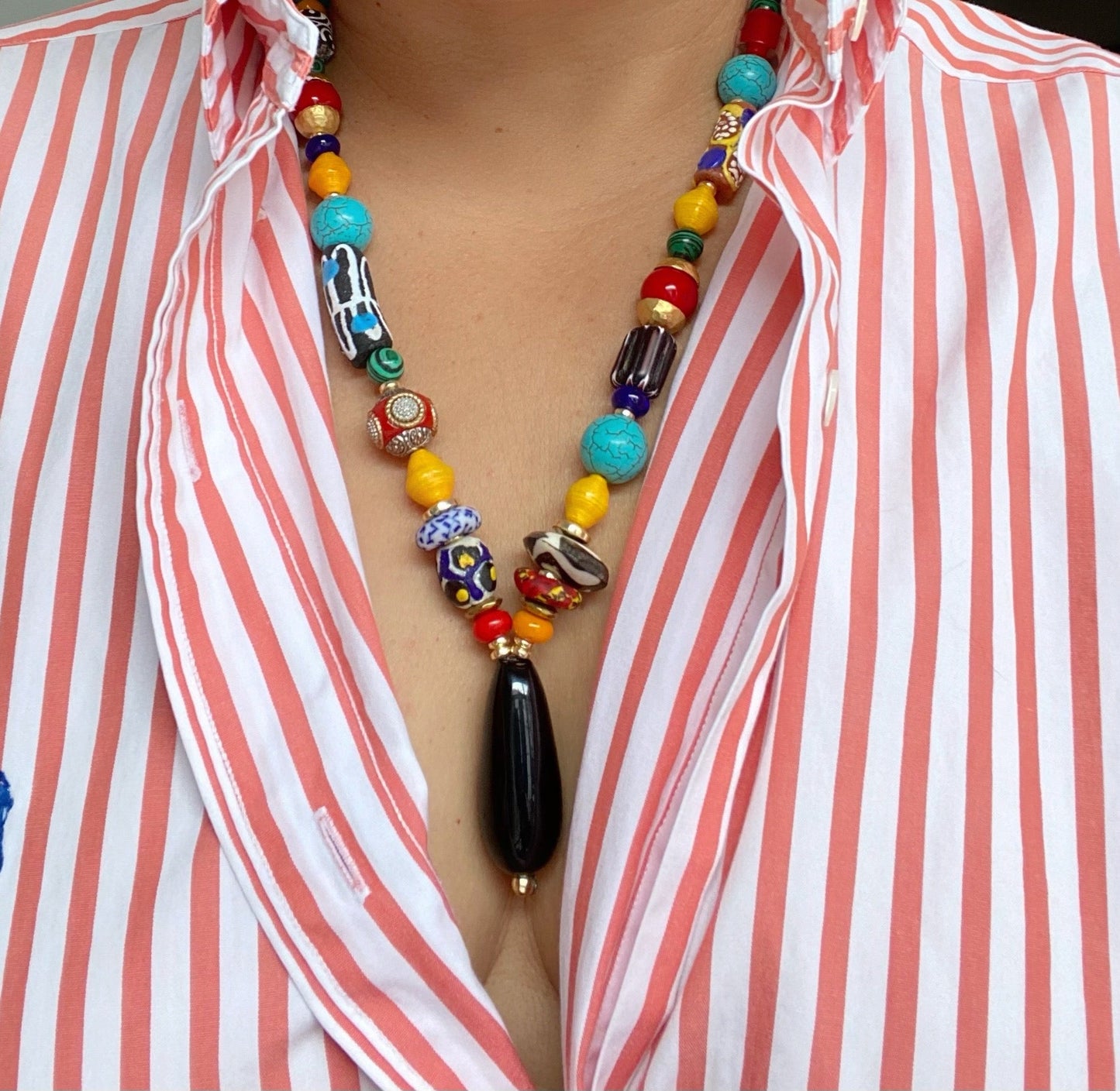 Collar Étnico Multicolor de Vidrio Africano y Ónix - GRANATE 27