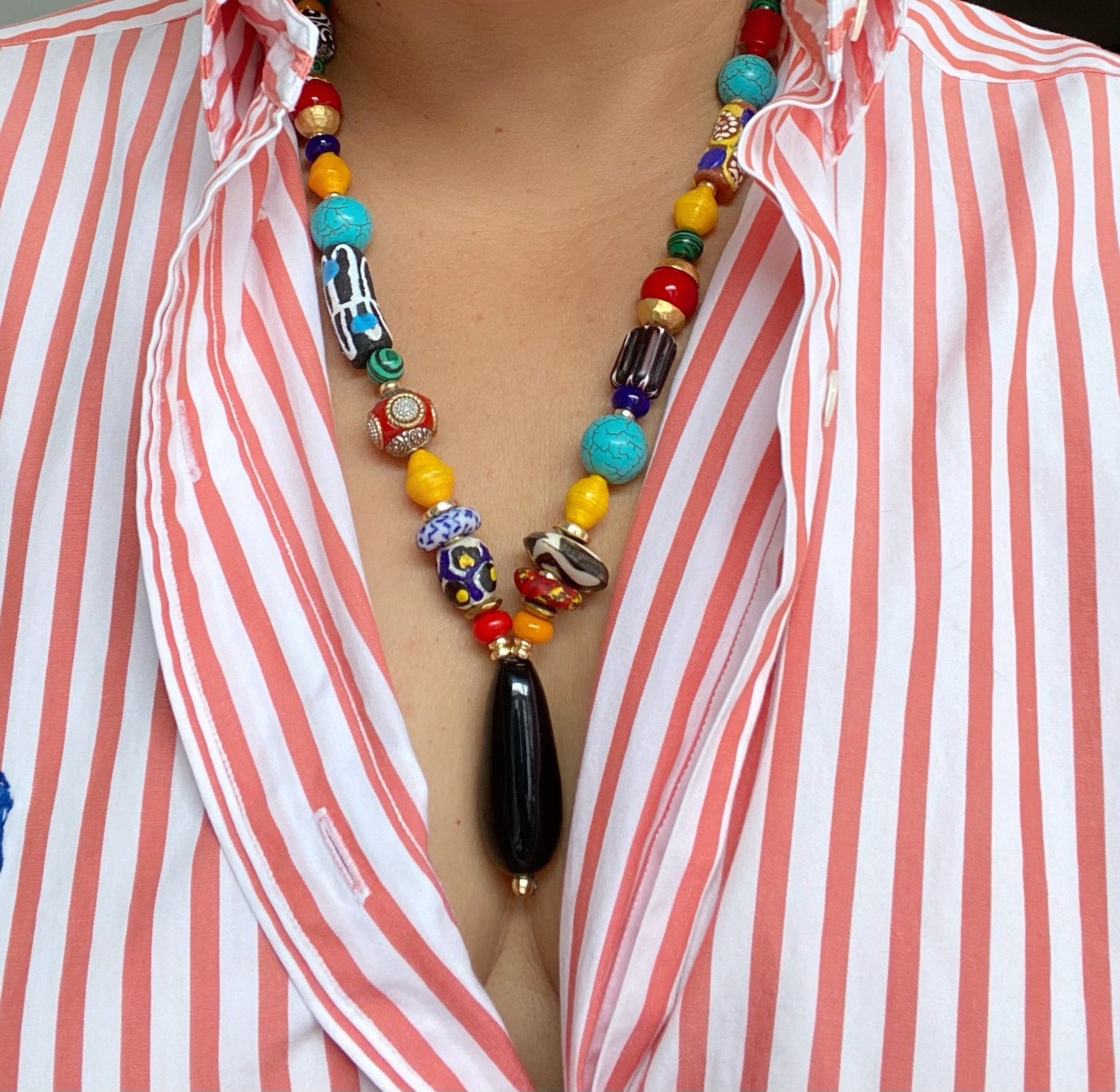 Collar Étnico Multicolor de Vidrio Africano y Ónix - GRANATE 27