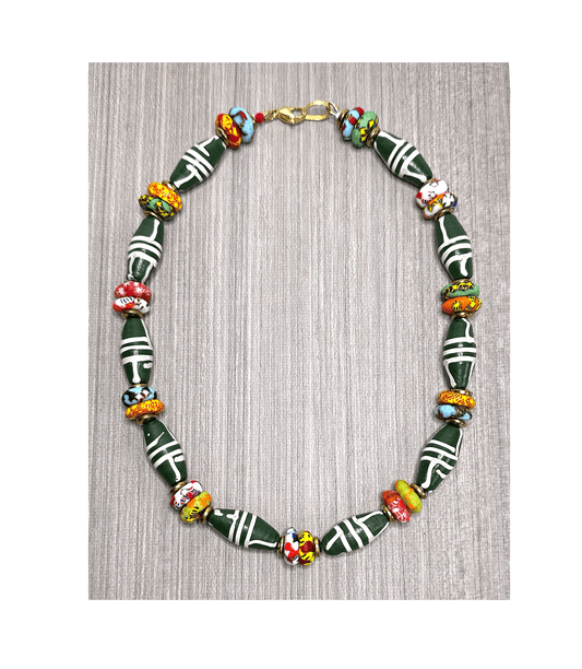 Collar Verde de Vidrio Africano - GRANATE 27