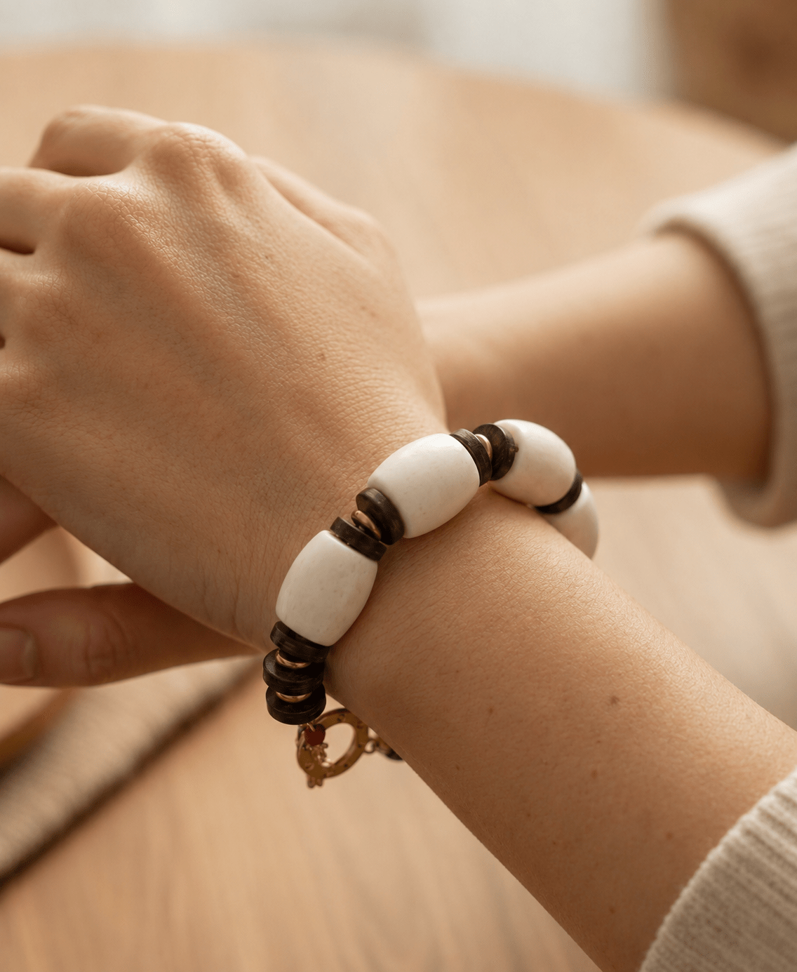 Maxi Pulsera de Coral Blanco & Madera - GRANATE 27