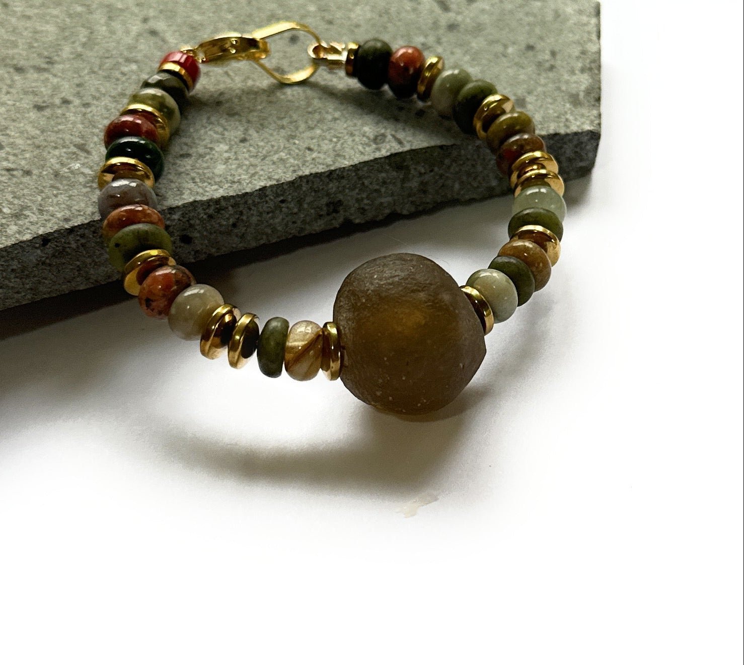 Pulsera de Piedras Naturales y Vidrio Africano - GRANATE 27