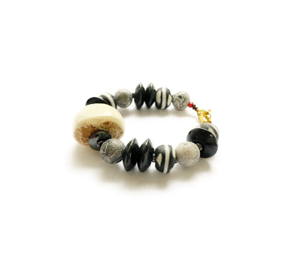 Pulsera Negra de Vidrio Africano y Hueso - GRANATE 27