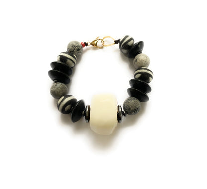 Pulsera Negra de Vidrio Africano y Hueso - GRANATE 27