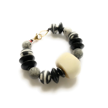 Pulsera Negra de Vidrio Africano y Hueso - GRANATE 27